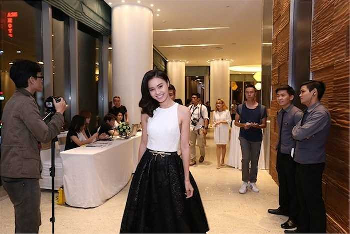 Lan Ngọc lại khéo léo chọn chân váy đen dài cùng croptop trắng. Cả hai nữ diễn viên tài năng ngay lập tức trở thành tâm điểm của sự kiện ngay khi vừa xuất hiện tại cổng chào. 