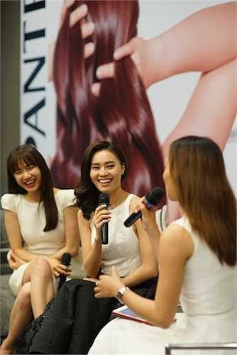 Trả lời về câu hỏi liệu có ghen tuông khi thấy người yêu bị gán ghép với Lan Ngọc, Nhã Phương vui vẻ trả lời: 'Tôi thông cảm với công việc của người yêu vì mình cũng là diễn viên. Chỉ cần ngoài đời Trường Giang không theo đuổi Lan Ngọc là tôi mừng lắm rồi'. 