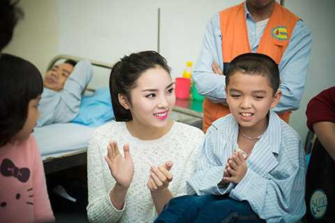 Sự gần gũi, thân thiện của hoa hậu Kỳ Duyên đã tạo được nhiều cái nhìn thiện cảm khiến khán giả dần lãng quên đi những thị phi mà cô đã từng vướng phải.