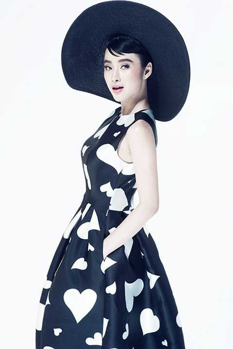 Bà mẹ nhí còn khiến nhiều người bất ngờ hơn khi đánh dấu sự trở lại trong âm nhạc bằng sự tự tin và tiến bộ trông thấy. Không những thế, hình ảnh của Angela Phương Trinh cũng dần kín đáo, trưởng thành hơn và ngày càng sang trọng theo phong cách của một quý cô.