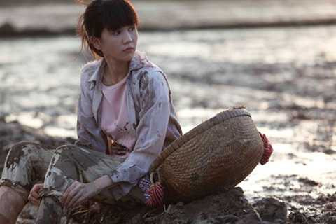 Với hình ảnh người nông dân “chân lấm tay bùn”, Ngọc Trinh đã hóa thân thành một cô gái quê với vẻ đẹp hồn nhiên và ngây thơ. Sự thay đổi này của người đẹp Trà Vinh đã nhận được nhiều lời khen và sự ủng hộ của khán giả.