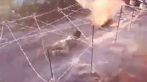 Chiến binh nhí IS bò dưới dây thép gai