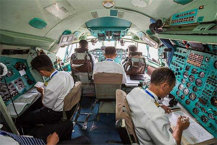 Các thành viên phi hành đoàn làm việc trong cabin.