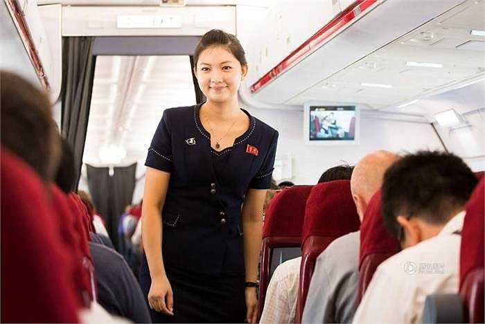 Một nữ tiếp viên hàng không xinh đẹp trên chuyến bay từ Bắc Kinh đến Bình Nhưỡng.