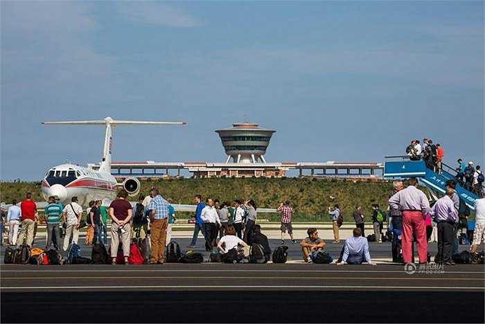 Hành khách xuống và đợi lên máy bay ở sân bay Wonsan.