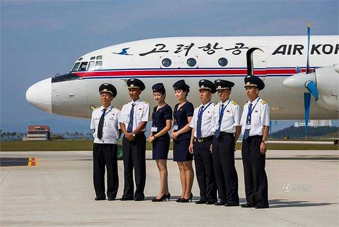 Hình ảnh chụp các thành viên phi hành đoàn của một chuyến bay của hãng Air Koryo.