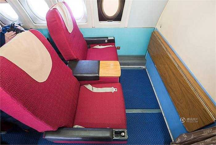 Ghế hạng nhất trên máy bay Ilyushin Il-62M của hãng Air Koryo.