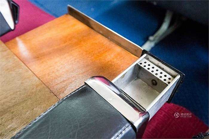 Gạt tàn được trang bị ngay trên tay ghế.