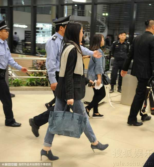 Nữ diễn viên được cảnh sát hộ tống rất chu đáo.