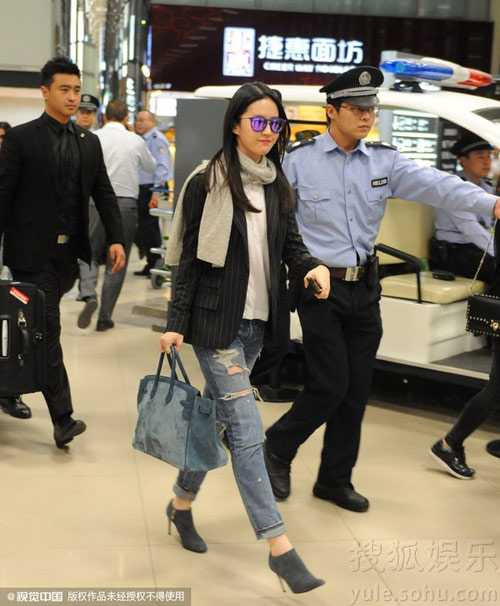 Nữ diễn viên được cảnh sát hộ tống rất chu đáo.
