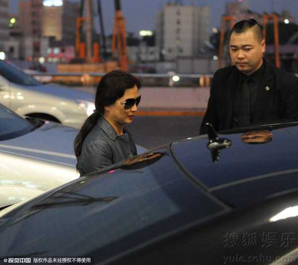 Mẹ của Lưu Diệc Phi luôn theo sát con gái.