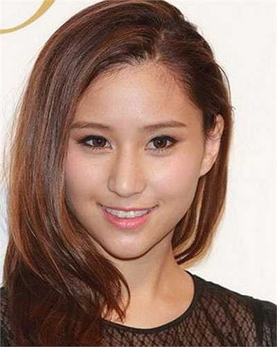 Cô luôn xuất hiện với những chiếc váy, quần áo, túi xách hàng hiệu và vóc dáng trẻ trung ấn tượng