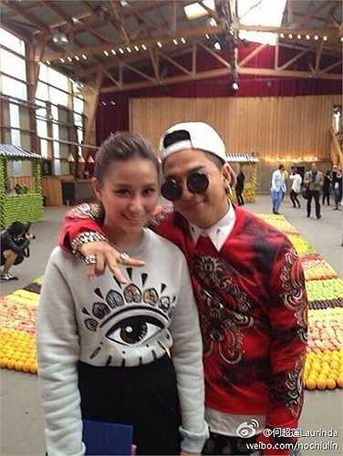 Laurinda chụp ảnh cùng ca sĩ Taeyang của nhóm Big Bang trong một sự kiện