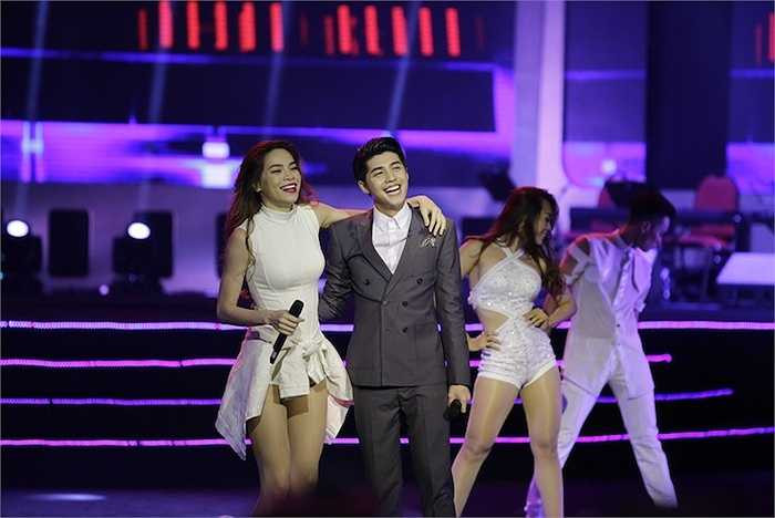 Cô cũng có màn kết hợp với Noo Phương Thịnh trong một tiết mục.