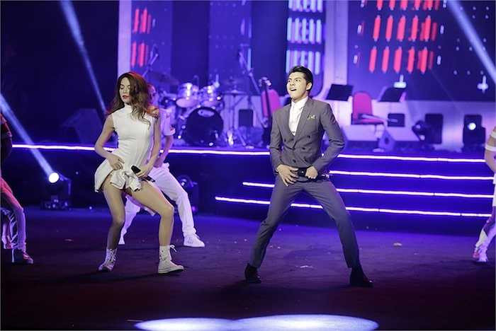 Phong cách trình diễn của hai ca sỹ vô cùng chuyên nghiệp.