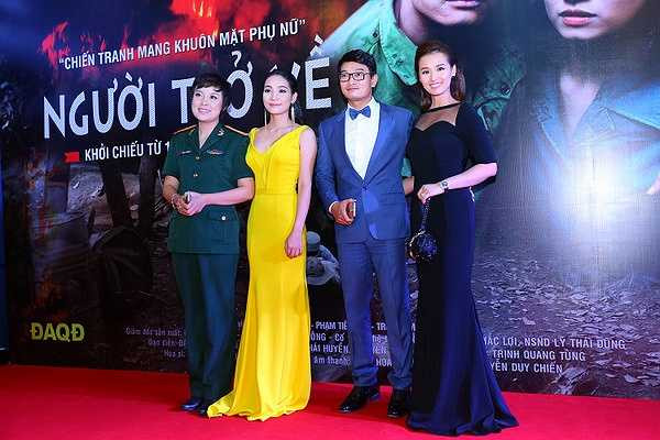 Buổi chiếu cũng thu hút hàng loạt nghệ sĩ của Sài Gòn như: Kim Tuyến, Mai Thu Huyền, Trang Trần, Dương Cẩm Lynh, Ái Châu, Hữa Vĩ Văn, Thanh Thức, Mai Phương...