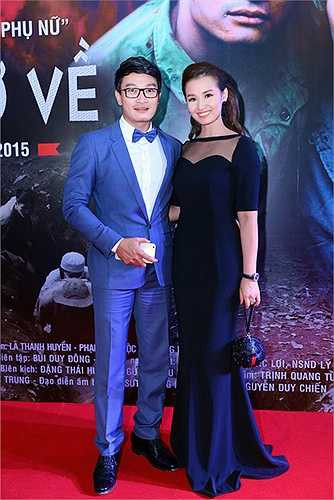 Lã Thanh Huyền, nữ chính của Người trở về cho biết: 'Trước giờ chiếu, trời mưa rào nhưng mọi người vẫn đến đông đủ khiến tôi rất xúc động.'