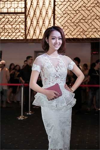 Ngay khi xuất hiện, cô đã thu hút ống kính của nhiều nhiếp ảnh gia và sự chú ý của khán giả có mặt.