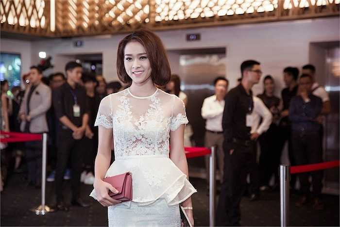 Cô khéo léo chọn đầm ren lưới xuyên thấu vô cùng gợi cảm.