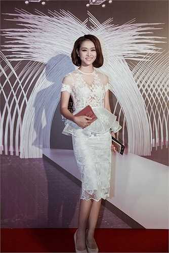 Thiết kế đầm ôm sát tôn vinh vóc dáng cùng vẻ đẹp mặn mà 'gái một con'