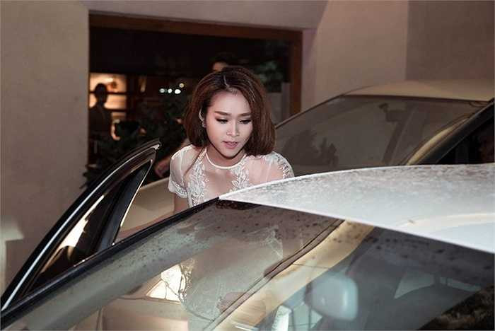 Diệp Bảo Ngọc ra về sau khi đêm diễn kết thúc.