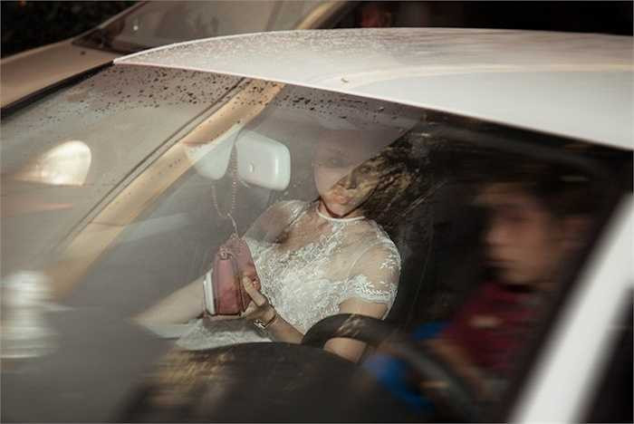 Cô bị bắt gặp khi được một người đàn ông lạ mặt đến đón. Đây cũng chính là chiếc xe sang đưa người đẹp đến dự sự kiện.