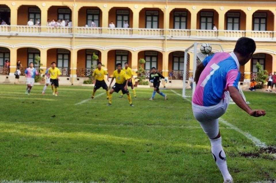 Một trận đấu ngay trong khuôn viên trường Đại học, thuộc giải Regional League Division 2 ở Thái Lan