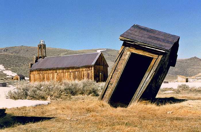 Bodie, California là nơi được phát hiện có mỏ vàng hồi năm 1852, sau đó việc khai thác bùng nổ với hàng chục ngàn người sinh sống. Nhưng từ khi khai thác kết thúc ở đây rất vắng vẻ
