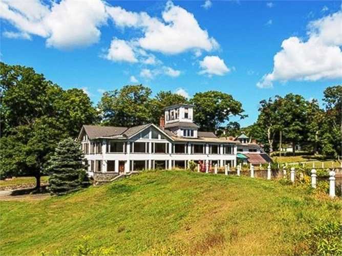 Johnsonville Village là nơi được mua để biến thành điểm du lịch với những ngôi nhà cổ kính nhưng mọi dự định đều không như ý. Hiện nay nơi đây lại bỏ hoang