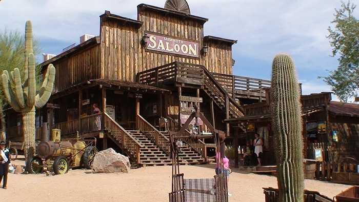 Goldfield Ghost Town, Apache Junction, bang Arizona là nơi từng có các mỏ vàng và ngành khai khoáng đông đúc. Nhưng khi giá vàng giảm, các mỏ đóng cửa và mọi người bỏ đi