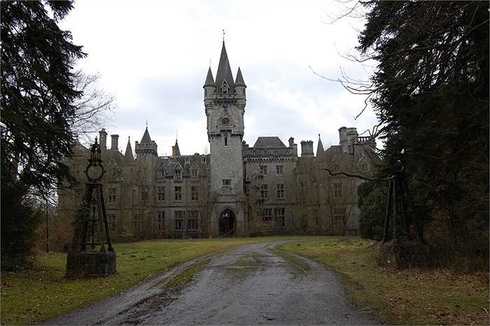 Castle Miranda (Bỉ) là nơi ở của một gia đình sau đó dùng làm trụ sở công ty đường sắt, sau đó trở thành trại trẻ mồ côi. Từ năm 1991 bị bỏ hoang cho đến nay