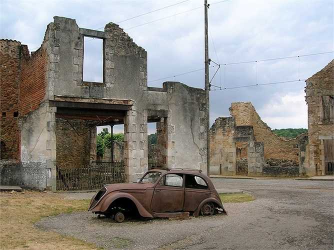 Oradour-sur-Glane, Pháp là nơi bị Đức Quốc Xã phá hủy năm 1944. Ngày nay chỉ còn lại những tàn tích nhà cửa bỏ hoang