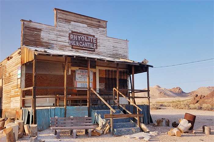 Rhyolite (Nevada, Mỹ) từng là nơi khai thác khoáng sản, sau đó một thời gian ngắn các mỏ bị đóng cửa và nó bị rơi vào quên lãng. Ngày nay nhiều người tới đây để ngắm sao băng