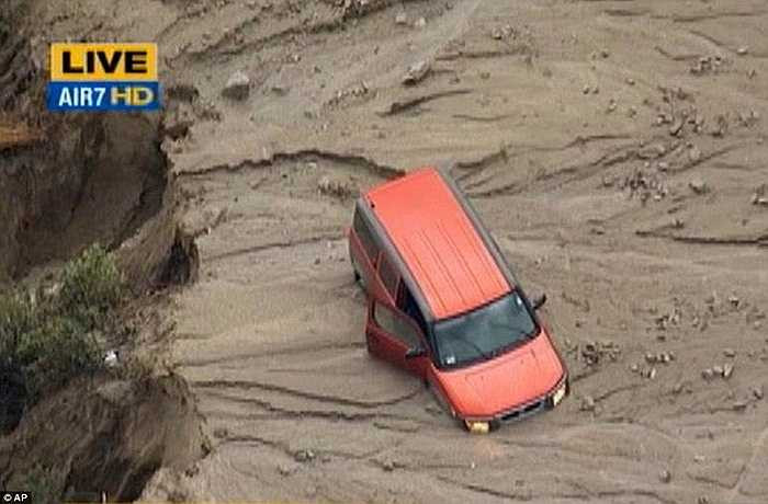 Nhiều ô tô bị mắc kẹt trong đống bùn đất của cơn lũ. Các mảnh vỡ, đá và gỗ ở khắp nơi. Mực nước và bùn ở nhiều nơi lên cao tới 1,5 mét. Tốc độ gió 100km/h