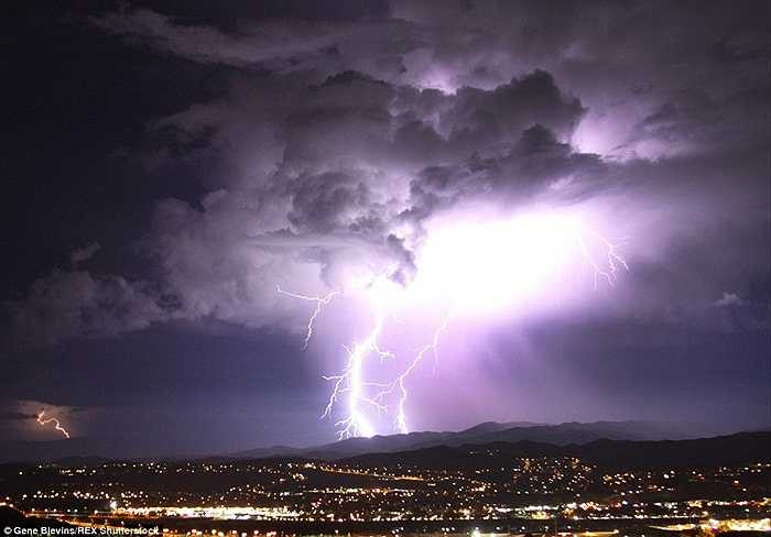 Sấm sét liên tục trên bầu trời Santa Clarita trong đêm thứ tư, nguyên nhân là do dãy áp thấp ở khu vực này.