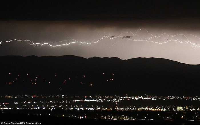 Tia chớp dài gần như đánh ngang qua Antelope Valley vào đêm thứ năm.