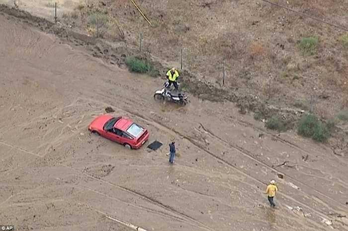 Trung tâm khí tượng quốc gia đưa ra các cảnh báo lũ quét ở khu vực các hạt tây bắc thành phố Los Angeles và đông bắc Ventura.