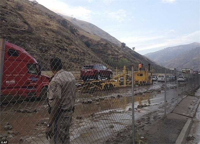 Đường cao tốc nối liền các tiểu bang tắc nghẽn trong khi nhiều tuyến đường khác cũng phải đóng cửa.