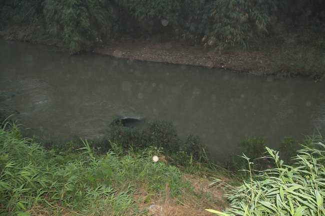Hiện trường vụ tai nạn xe biển xanh ngâm dưới suối.