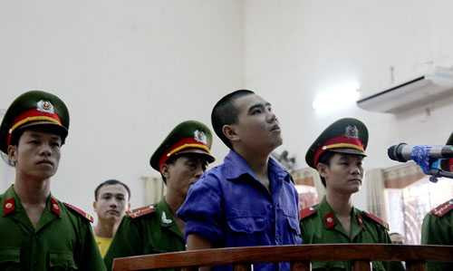 Vi Văn Hai lúc nghe HĐXX tuyên án trong phiên sơ thẩm. Ảnh: Hải Bình.