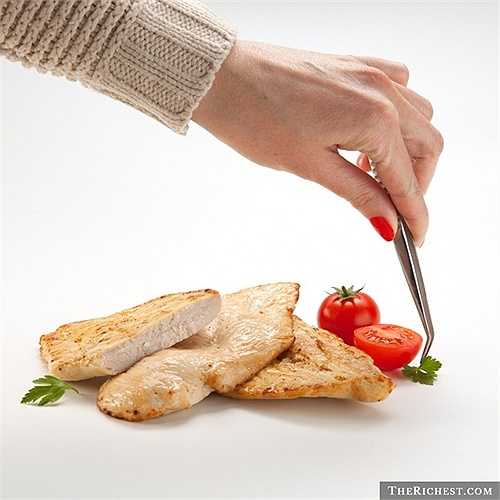 Người bày biện đồ ăn. Người thường nhắc đến sự ngon miệng của các món ăn bắt đầu từ sự hấp dẫn trong cách sắp xếp nhưng ít người biết rằng có một nghề nghiệp chuyên môn về vấn đề bày biện đồ ăn. 