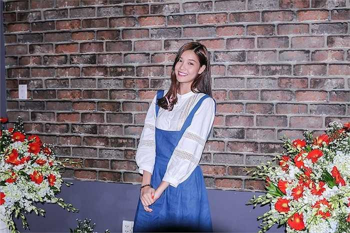 Kỳ Hân xuất hiện trẻ trung với đầm yếm jeans. Vai diễn trong 'Điệp vụ chân dài' cũng là vai nữ chính thứ 3 liên 'tiếp trong năm nay của nữ siêu mẫu.