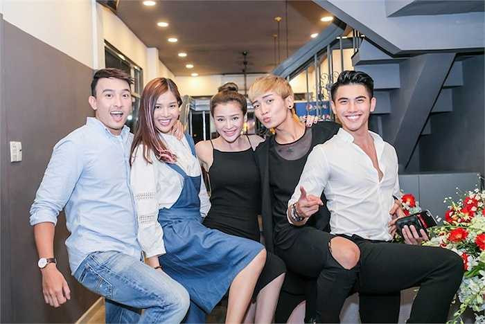 Đây cũng là bộ phim có nhiều 'cảnh nóng' nhất của Kỳ Hân khi có đến 5 phân đoạn cô phải 'trút xiêm y', để lộ ra thân hình 'nóng bỏng' của mình.