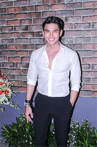 Hoàng Tiến Dũng, bạn trai vừa công khai cuối năm 2014 của Khả Ngân cũng có mặt tại sự kiện.