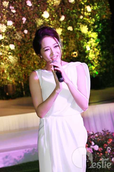 Phần trình diễn của Bảo Anh đã nhận được nhiều tràng vỗ tay tán thưởng bởi giọng hát đẹp và sự thân thiện của cô.