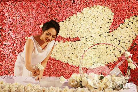 Với vai trò là khách mời đặc biệt của chương trình, Bảo Anh được vinh dự gắn cành hoa hồng thứ 27.000 lên bức tranh.