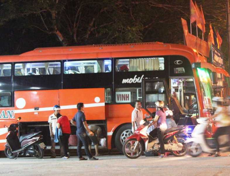 Các xe open tour bát nháo biến đường phố, sân nhà thi đấu thành bến xe.