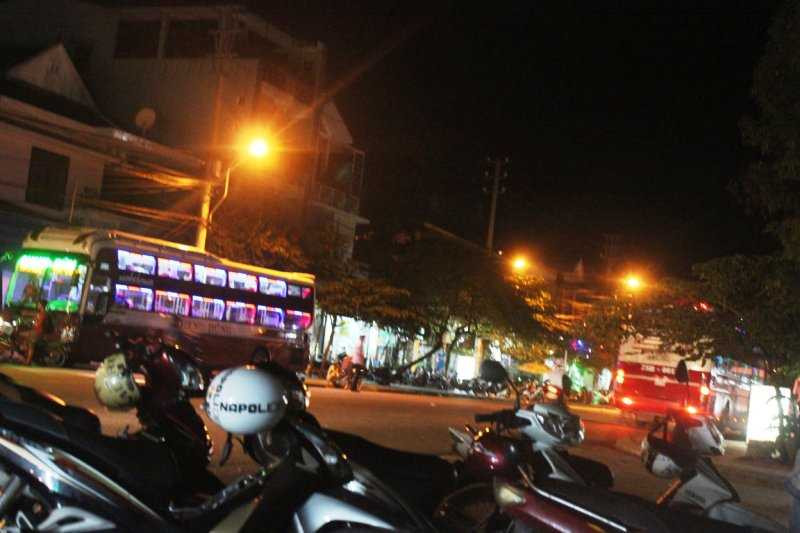 Bất chấp lệnh cấm của chủ tịch tỉnh, 'xe dù bến cóc' vẫn công khai lộng hành