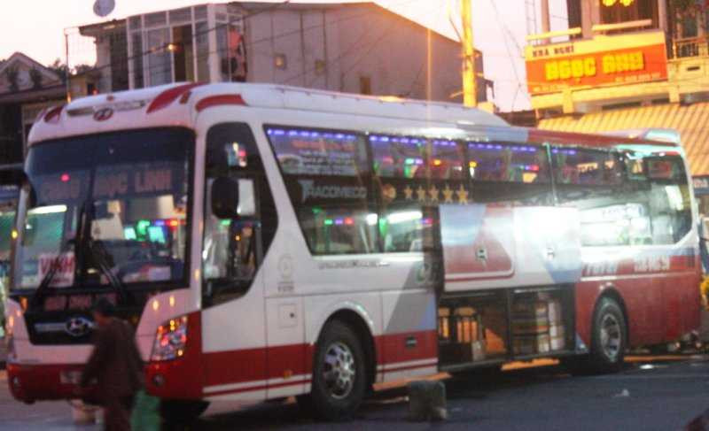 Bất chấp lệnh cấm của chủ tịch tỉnh, 'xe dù bến cóc' vẫn công khai lộng hành