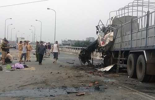 Hiện trường vụ tai nạn giao thông khiến tài xế xe tải chết thảm